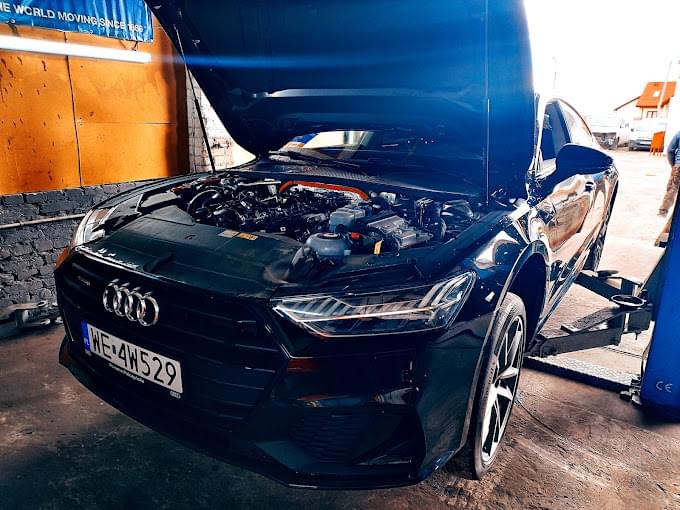 czarne audi w warsztacie samochodowym